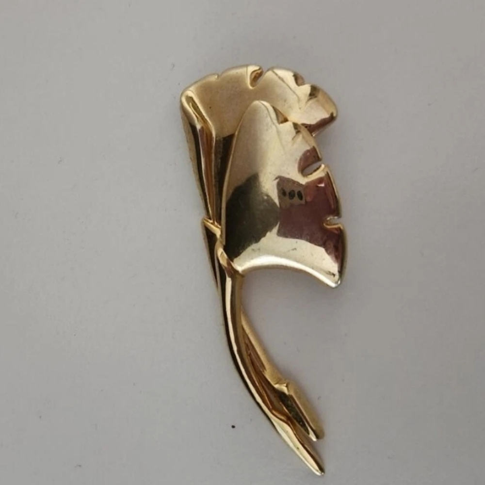 Vintage Elegant Gold Tone Leaf Brooch